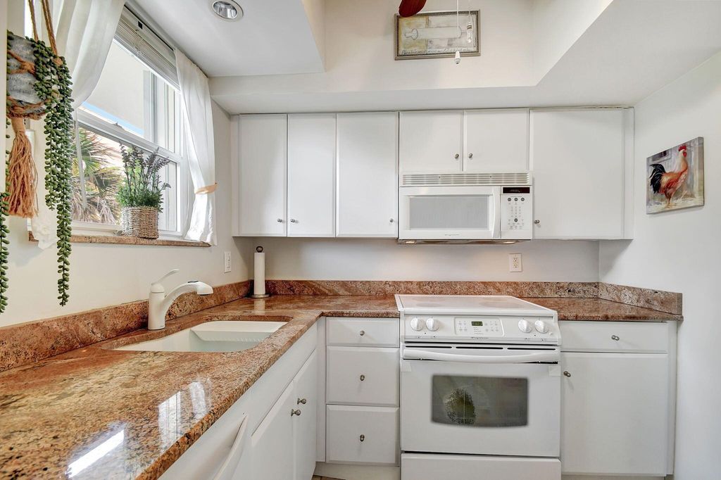 Image 9 of property listing at 3030 S Ocean Boulevard 328, Palm Beach, FL 33480