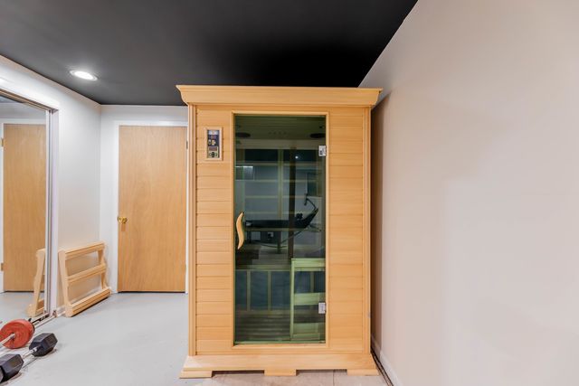 213 Cove Drive, Flossmoor, IL 60422