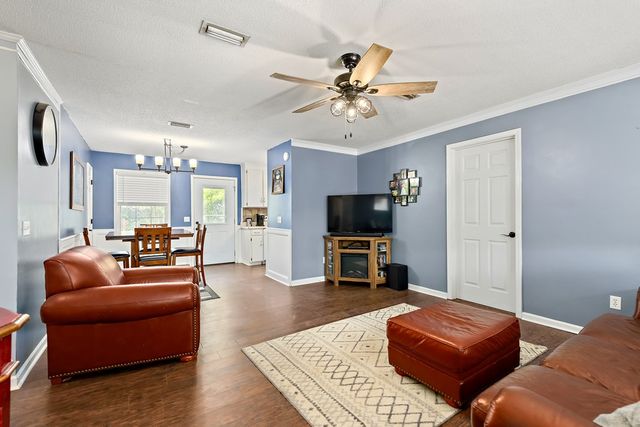 208 Petunia Dr, Taylor, AL 36301