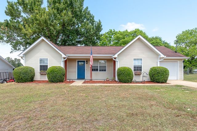 208 Petunia Dr, Taylor, AL 36301