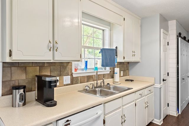 208 Petunia Dr, Taylor, AL 36301