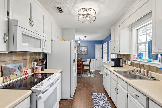 208 Petunia Dr, Taylor, AL 36301