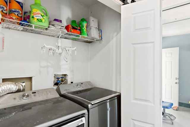 208 Petunia Dr, Taylor, AL 36301