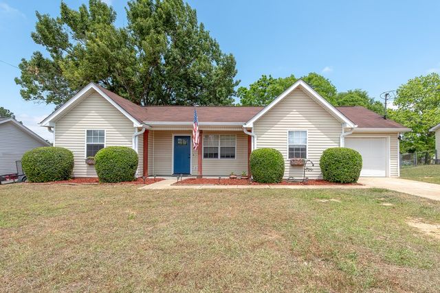 208 Petunia Dr, Taylor, AL 36301