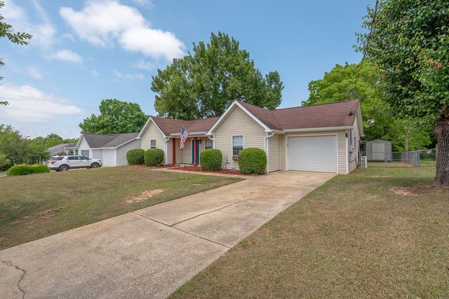 208 Petunia Dr, Taylor, AL 36301