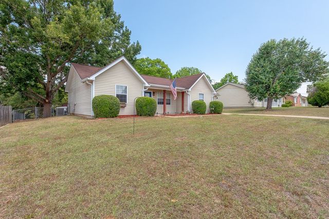 208 Petunia Dr, Taylor, AL 36301