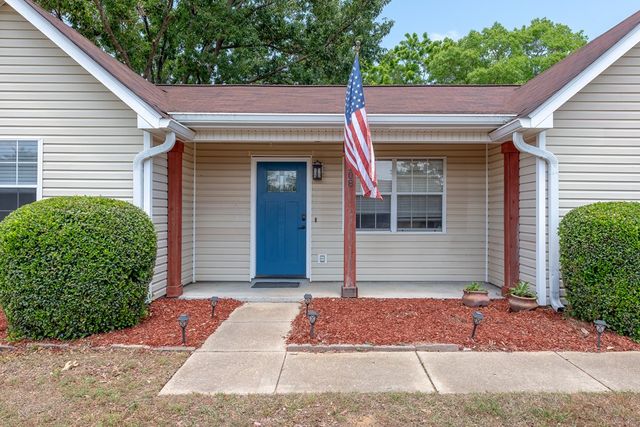 208 Petunia Dr, Taylor, AL 36301