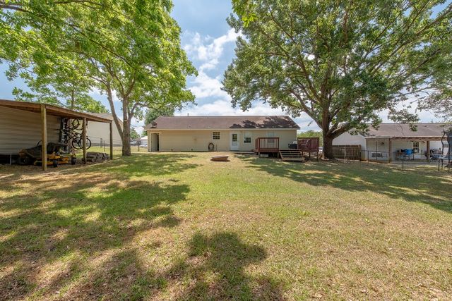 208 Petunia Dr, Taylor, AL 36301