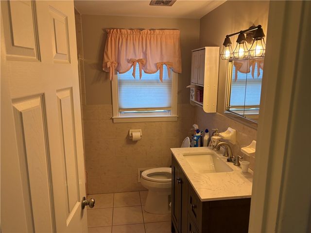 63 Ramblewood Drive, Warwick, RI 02889