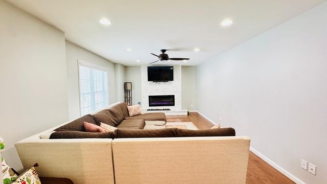 294 Hayden Rowe St 294, Hopkinton, MA 01748