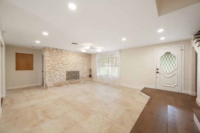 210 Waxwing DR, Buda, TX 78610