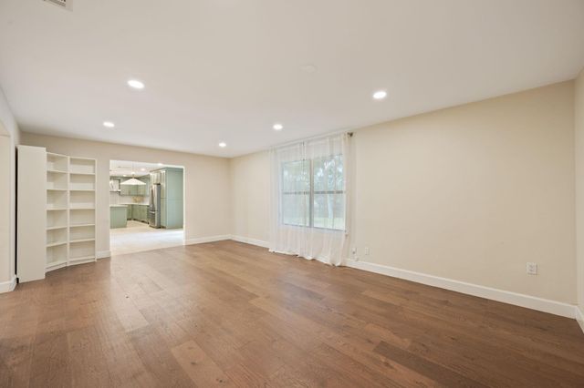 210 Waxwing DR, Buda, TX 78610