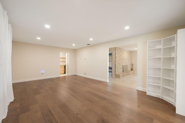 210 Waxwing DR, Buda, TX 78610