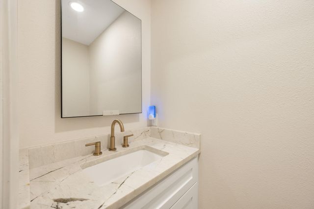 210 Waxwing DR, Buda, TX 78610
