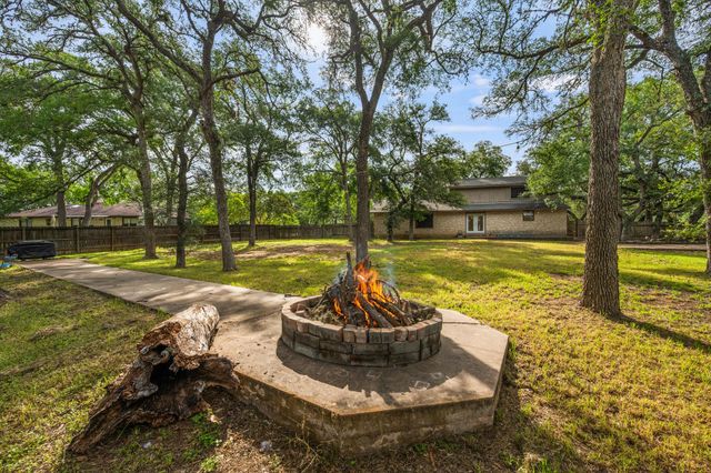 210 Waxwing DR, Buda, TX 78610