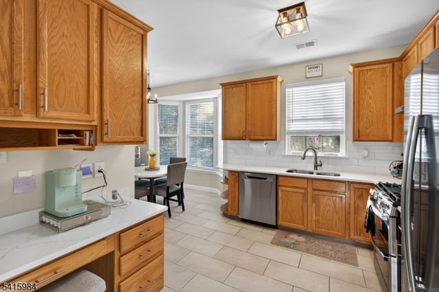 16 Sundance Way, Lopatcong Twp., NJ 08865