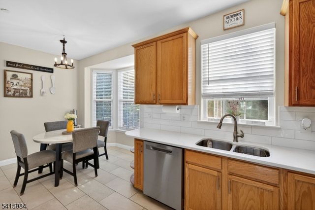 16 Sundance Way, Lopatcong Twp., NJ 08865