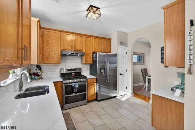 16 Sundance Way, Lopatcong Twp., NJ 08865