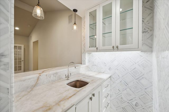 6119 Ella Lee Lane, Houston, TX 77057