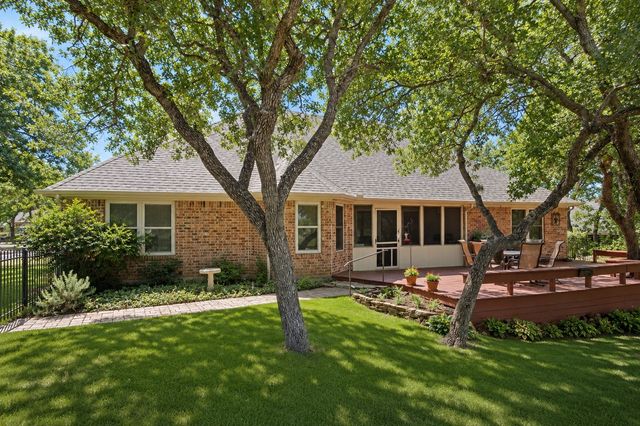 222 Hart Court, Runaway Bay, TX 76426
