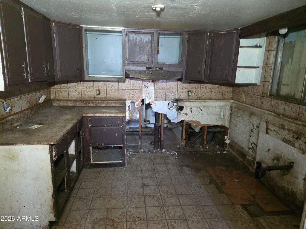 Image 10 of property listing at 1324 W PECAN Road, Phoenix, AZ 85041