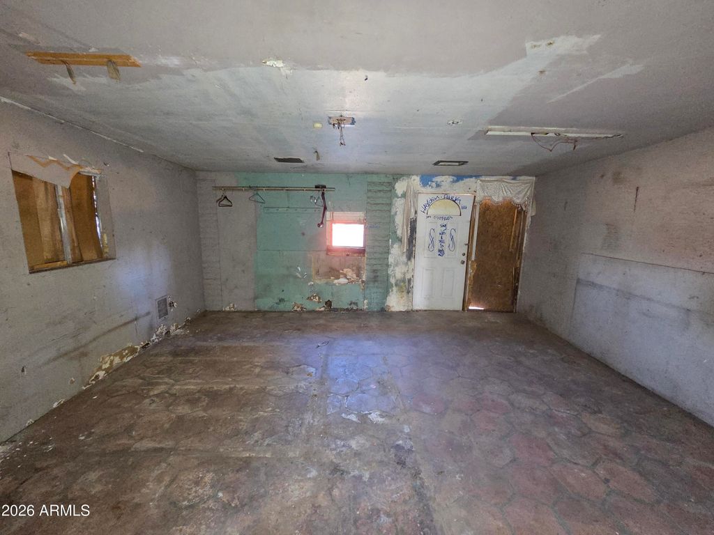 Image 11 of property listing at 1324 W PECAN Road, Phoenix, AZ 85041