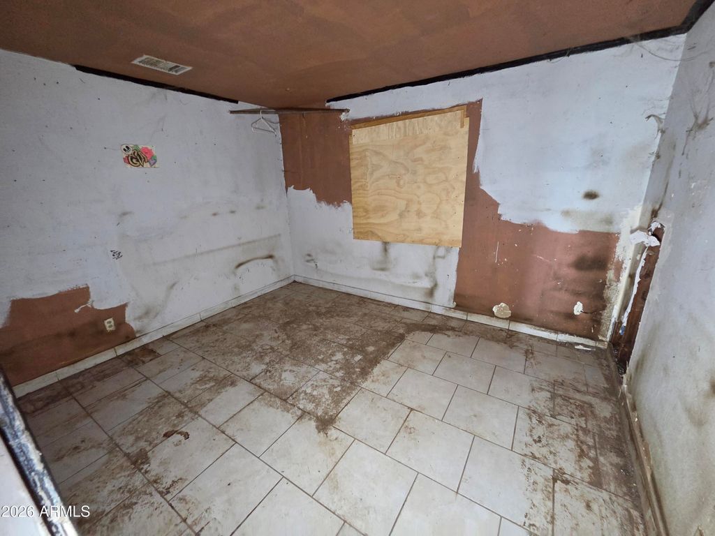 Image 12 of property listing at 1324 W PECAN Road, Phoenix, AZ 85041