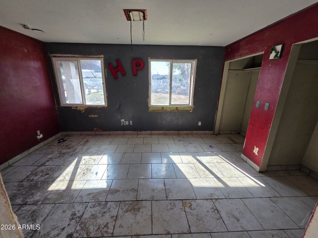 Image 13 of property listing at 1324 W PECAN Road, Phoenix, AZ 85041