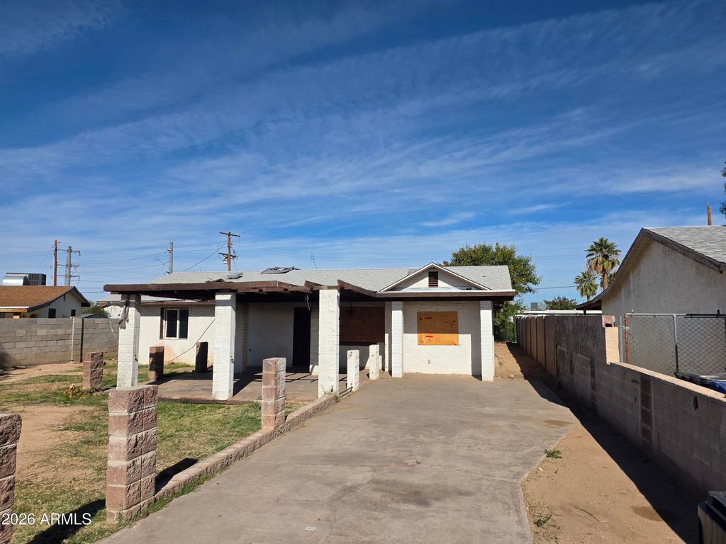 Image 2 of property listing at 1324 W PECAN Road, Phoenix, AZ 85041