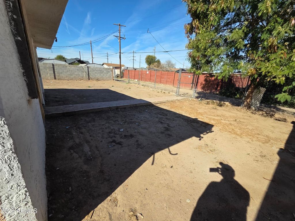 Image 3 of property listing at 1324 W PECAN Road, Phoenix, AZ 85041