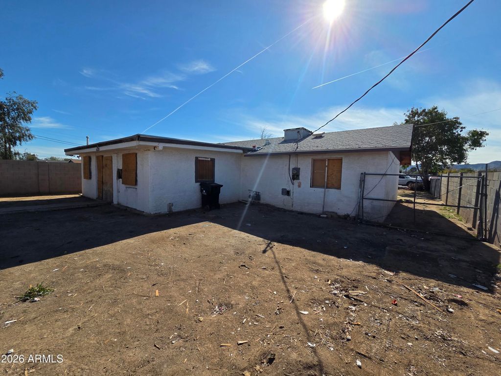 Image 5 of property listing at 1324 W PECAN Road, Phoenix, AZ 85041