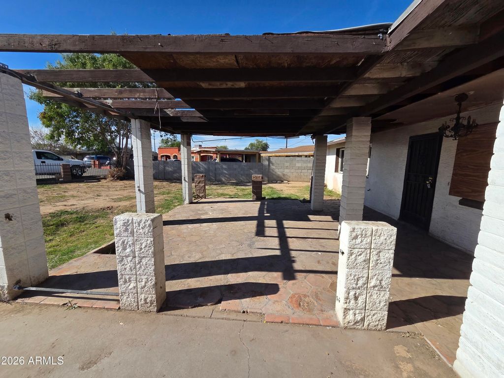 Image 6 of property listing at 1324 W PECAN Road, Phoenix, AZ 85041