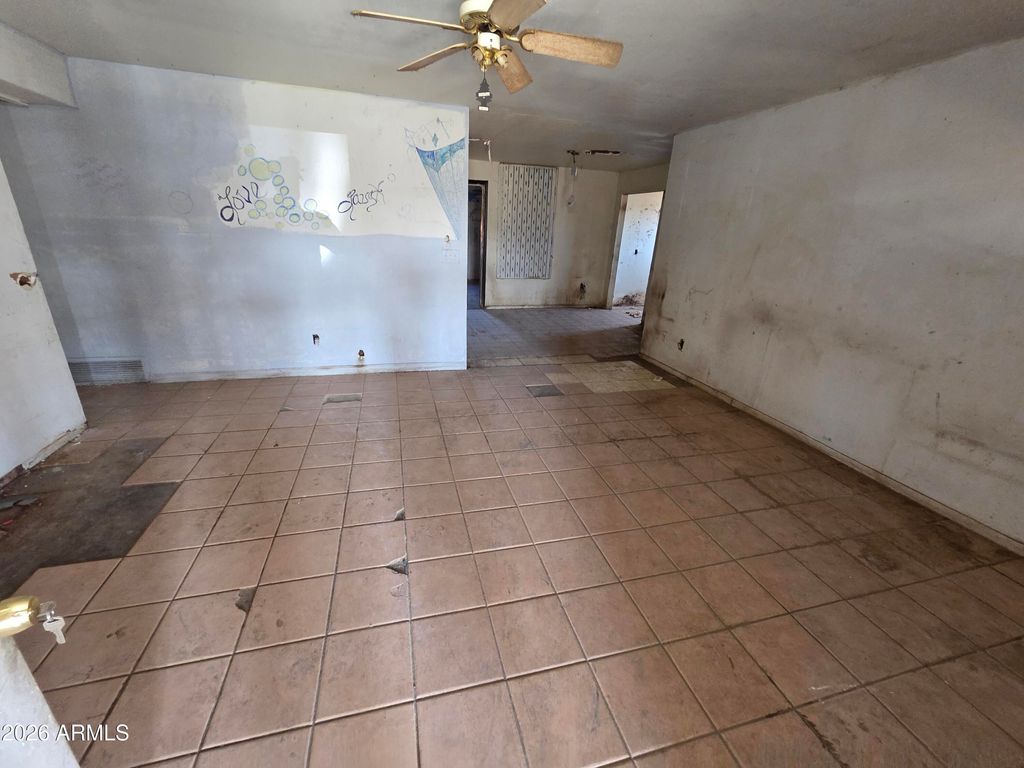 Image 7 of property listing at 1324 W PECAN Road, Phoenix, AZ 85041