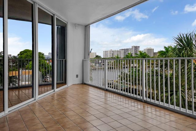 3100 NE 47th Court 305, Fort Lauderdale, FL 33308