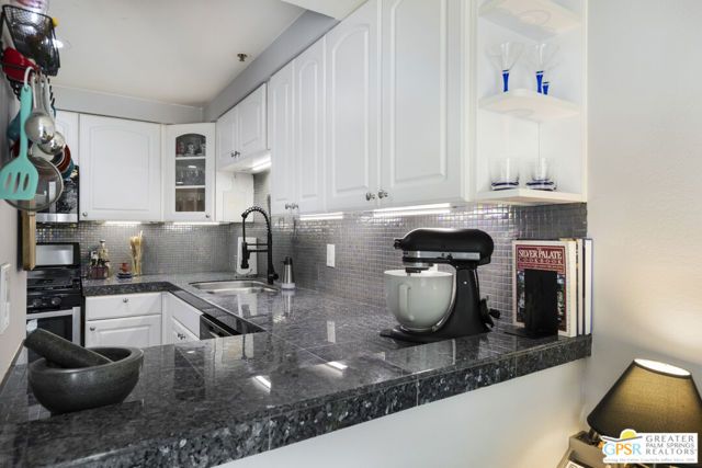 975 Village Square, Palm Springs, CA 92262