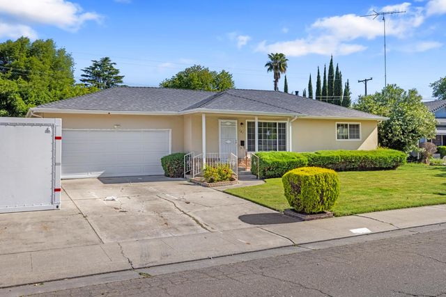 121 W Benjamin Holt Dr, Stockton, CA 95207