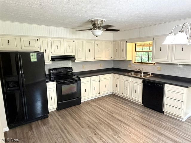 10 1st Court, Belpre, OH 45714