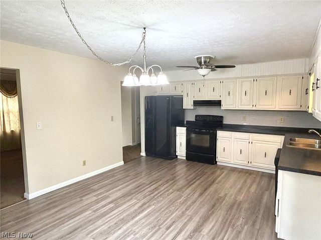 10 1st Court, Belpre, OH 45714