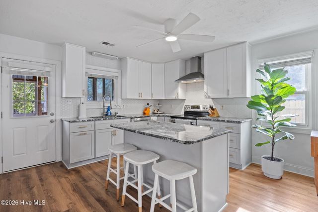 812 Monroe Avenue, Carolina Beach, NC 28428