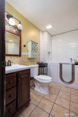 184 Kaynor Drive D, Waterbury, CT 06708