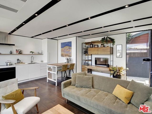 3021 S Genesee Avenue, Los Angeles, CA 90016