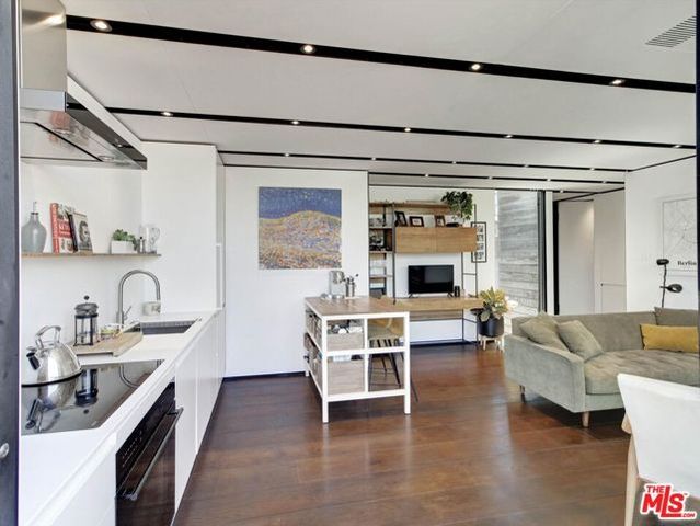 3021 S Genesee Avenue, Los Angeles, CA 90016