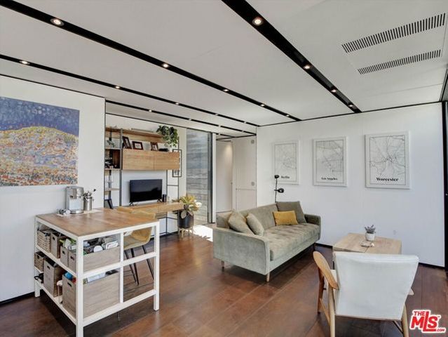 3021 S Genesee Avenue, Los Angeles, CA 90016