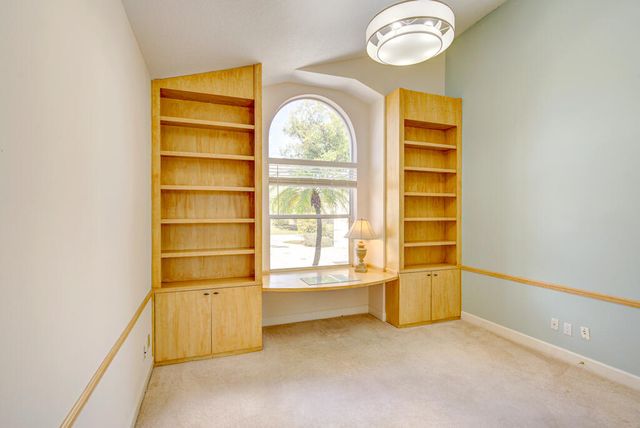 6646 Oakmont Way, West Palm Beach, FL 33412