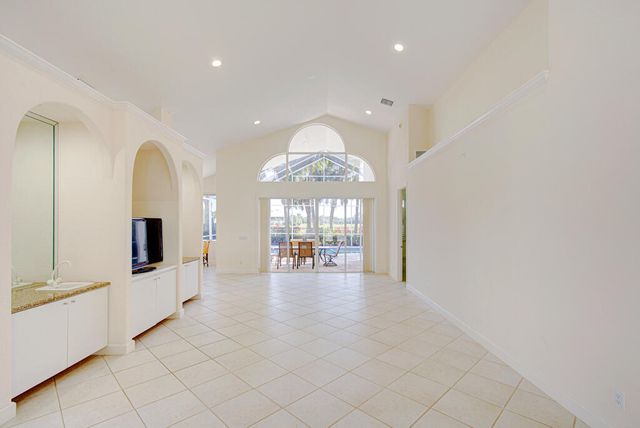 6646 Oakmont Way, West Palm Beach, FL 33412