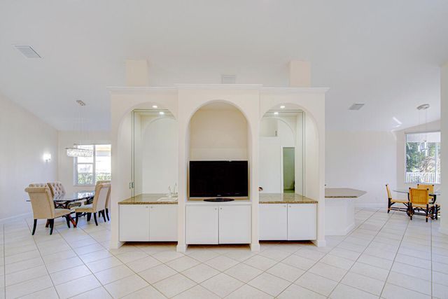 6646 Oakmont Way, West Palm Beach, FL 33412