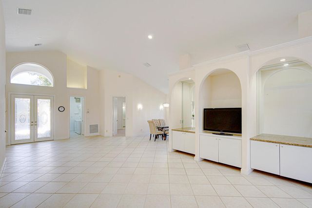 6646 Oakmont Way, West Palm Beach, FL 33412