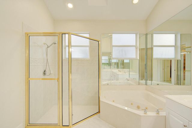 6646 Oakmont Way, West Palm Beach, FL 33412