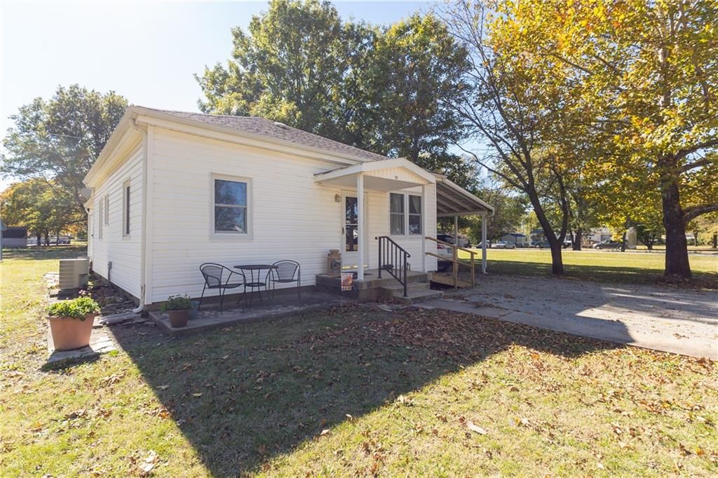 729 W 3rd Street, Cherryvale, KS 67335