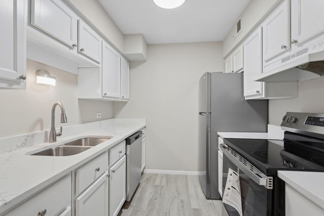 6185 Pinewood Court 202, Willowbrook, IL 60527